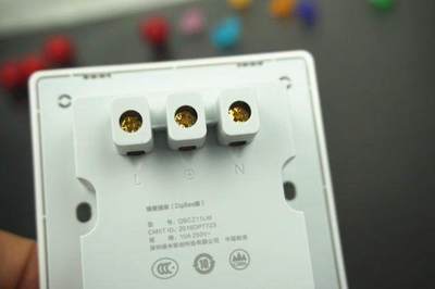 小米智能家居再推新品 墙壁插座让卧室生活更智能